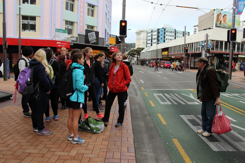 Venter og snakker lige med de lokale
