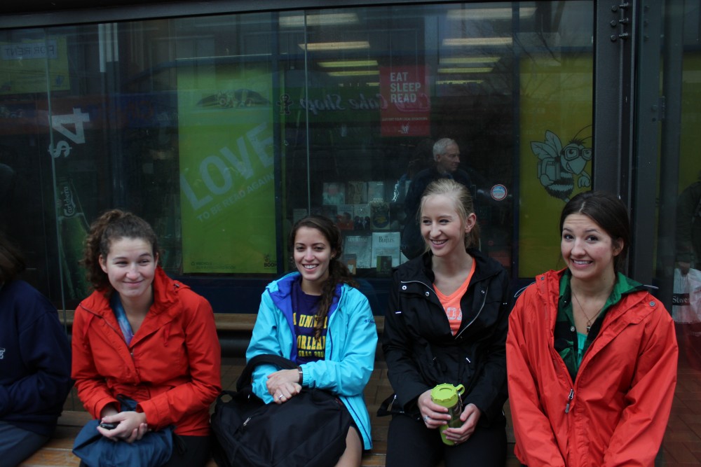Venter på bussen. Fra højre: Kitty, Mariah og Gabbi fra mit hus (og endnu en af de mange internal students jeg ikke kender)
